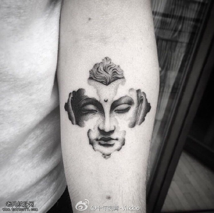 手臂镶嵌的佛纹身图案