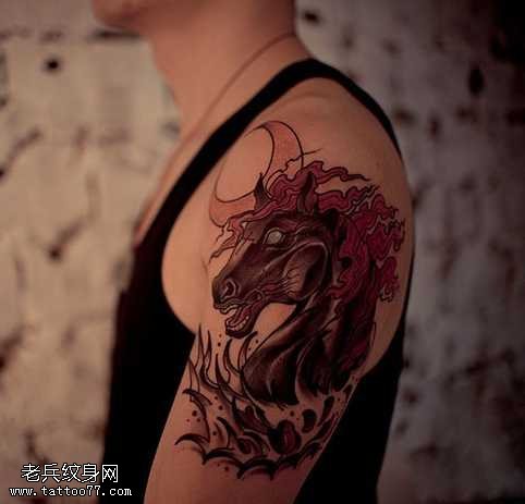 手臂马头纹身图案