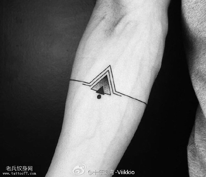 手臂经典点刺三角纹身图案