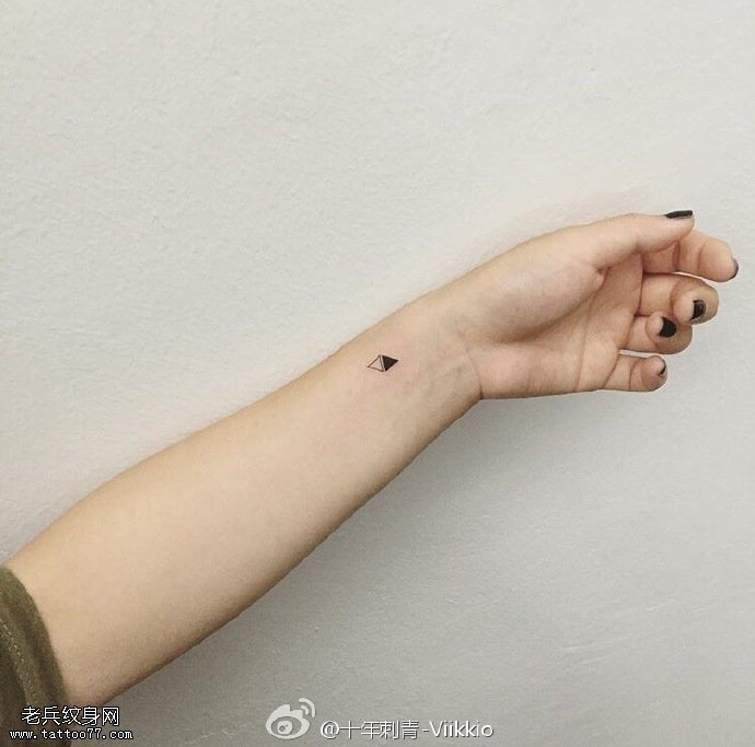手腕上的三角纹身图案