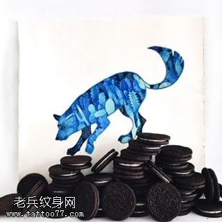 手稿奥利奥上的狼纹身图案