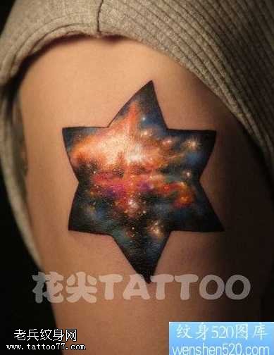 胳膊一张六芒星与星空纹身图案
