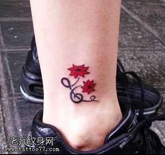 腿部美丽的小花纹身图案