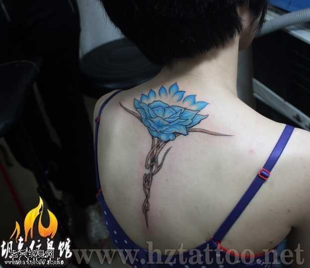 背部梦幻蓝色鲜花纹身图案