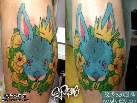 腿部的蓝色兔子纹身图案