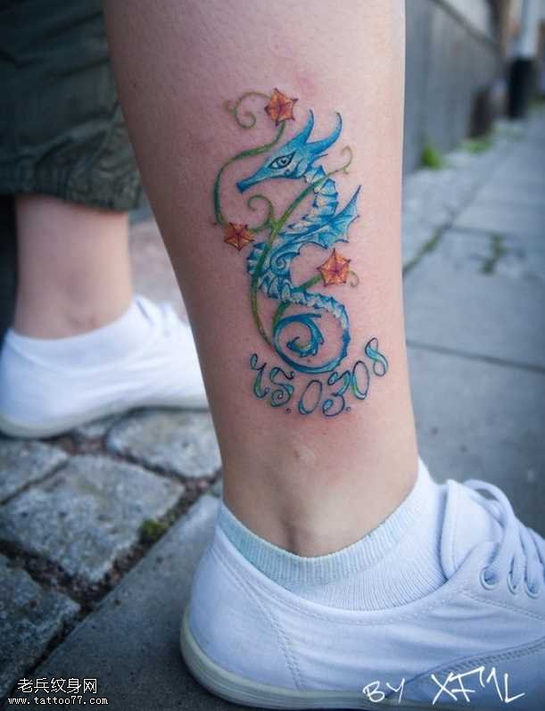 腿部蓝色小海马纹身图案