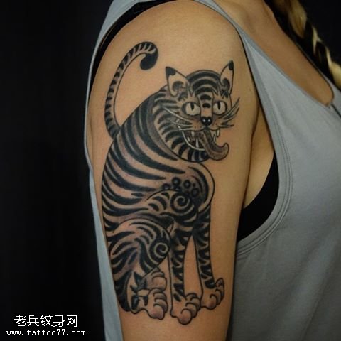 大臂上的猫纹身图案
