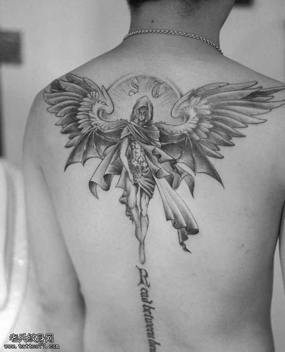 背部帅气的天使纹身图案