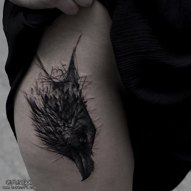 大腿上素描乌鸦纹身图案
