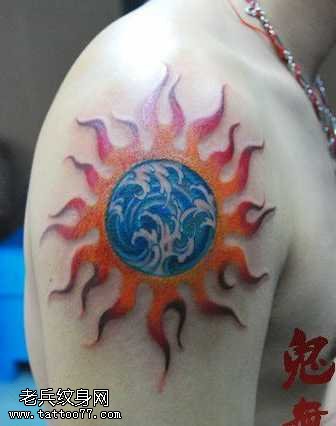 胳膊太阳浪花纹身图案