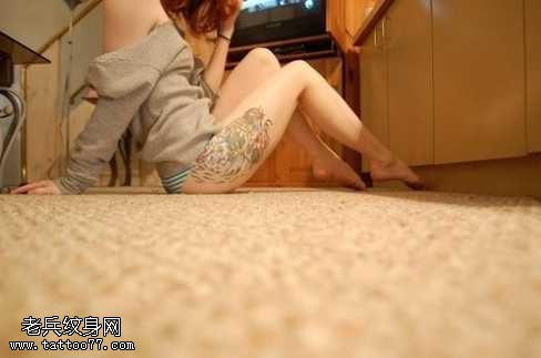 腿部彩色纹身图案