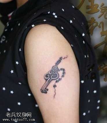 手臂黑灰的钥匙纹身图案