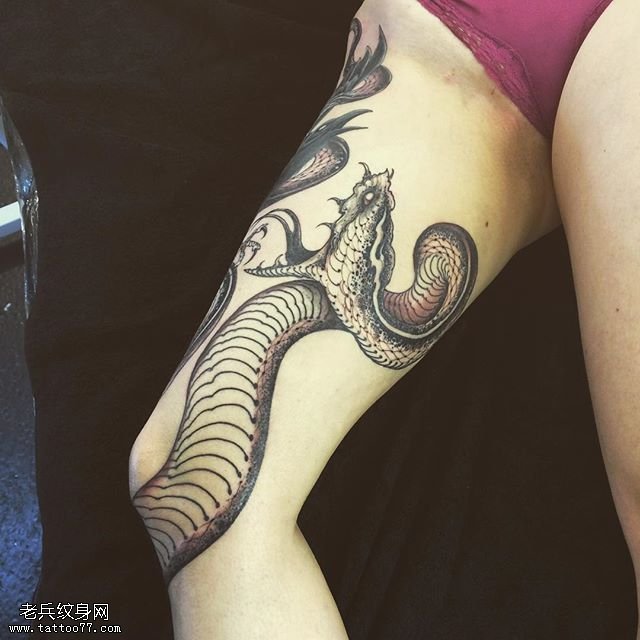 大腿部经典的蛇纹身图案