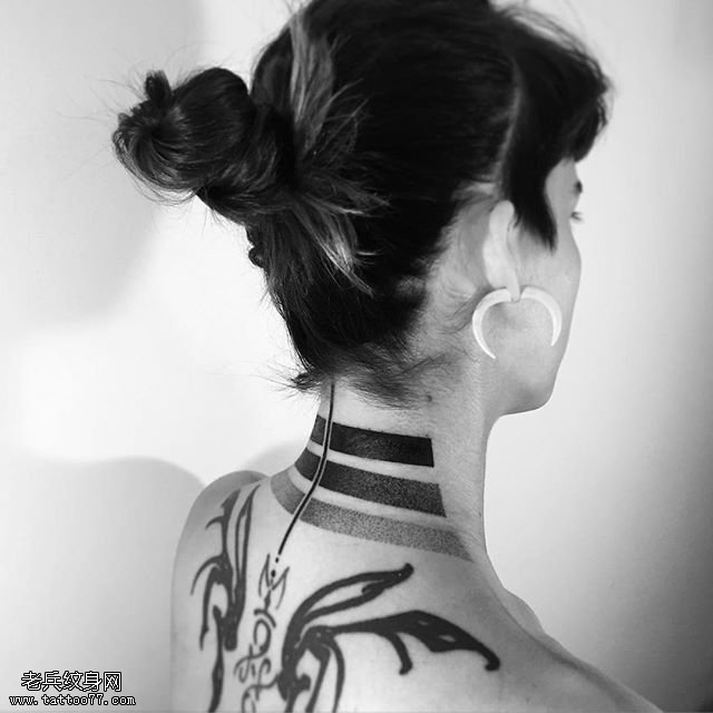 背部点刺黑灰线条纹身图案