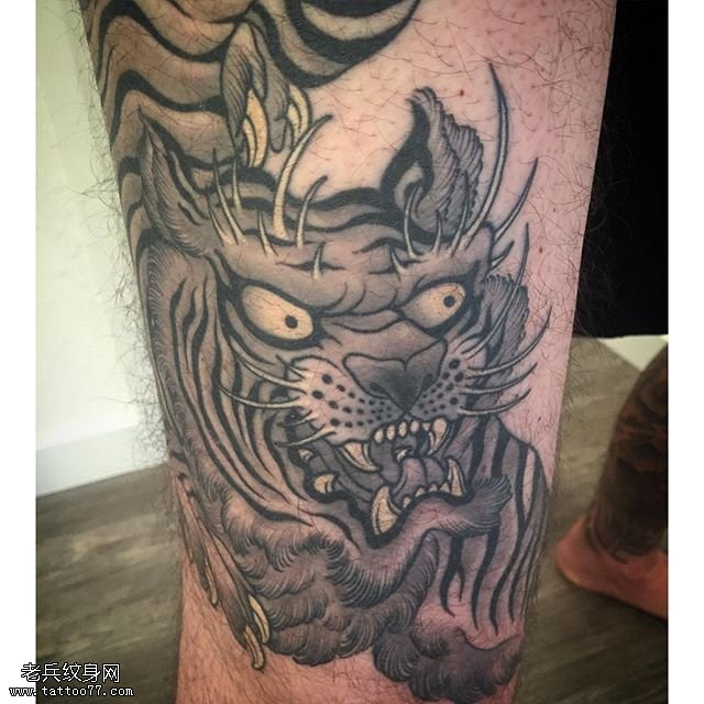 大腿传统经典狮子纹身图案
