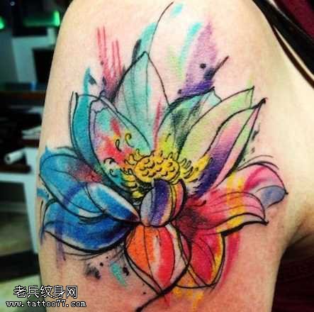 胳膊彩色莲花纹身图案