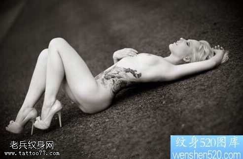 侧腰性感美眉的纹身图案