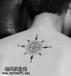 背部精美好看的指南针纹身图案