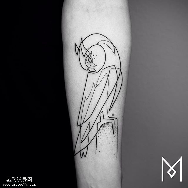 胳膊上点刺的一只鸟纹身图案