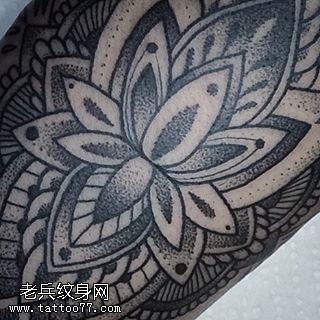大臂经典点刺梵花纹身图案