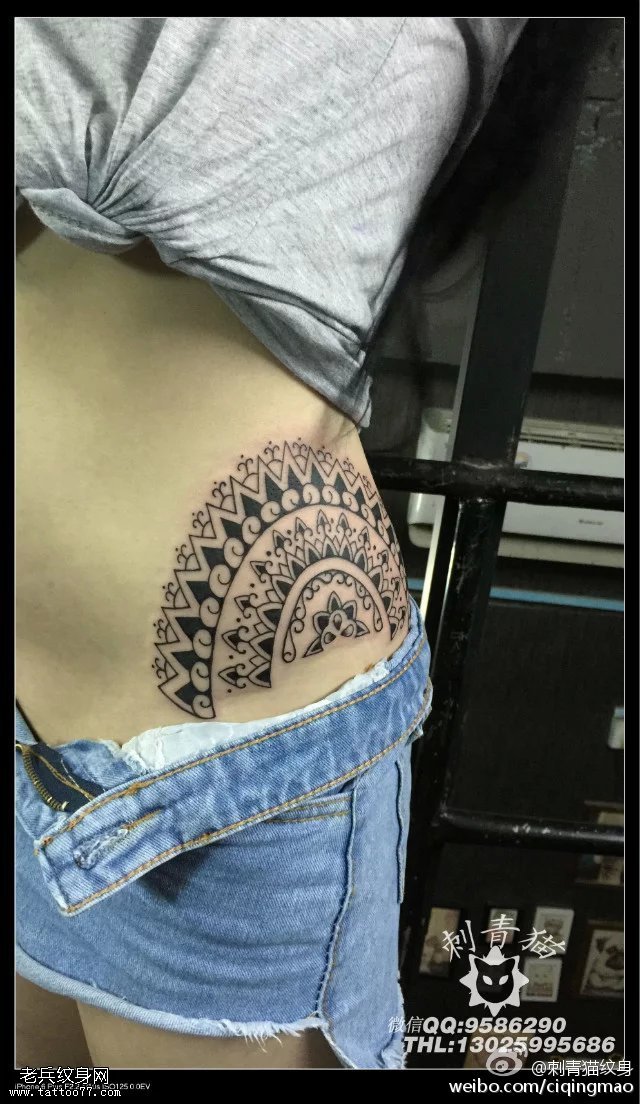 腰部的梵花纹身图案