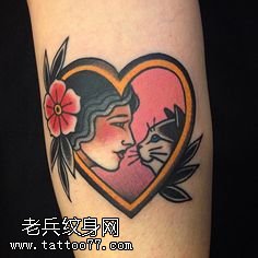 经典心形主人和猫纹身图案
