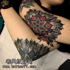 胳膊轴上的梵花纹身图案