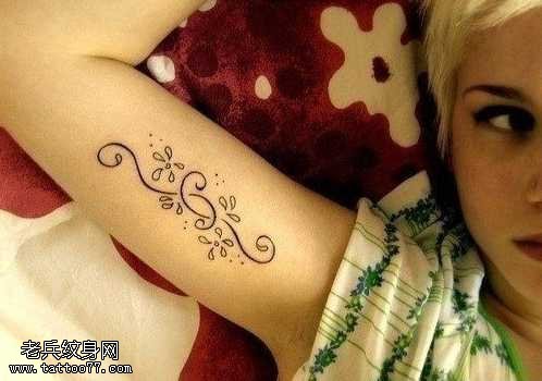 胳膊花腾纹身图案