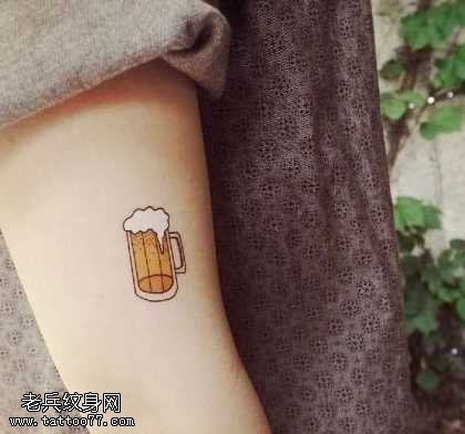 胳膊啤酒杯纹身图案