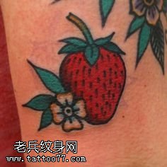 手臂一只红草莓纹身图案