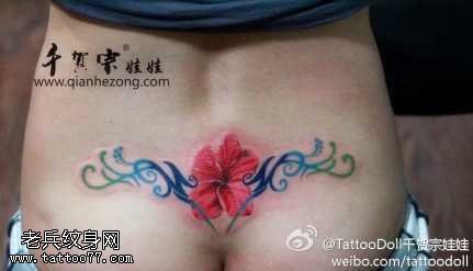 腰部彩色图腾花纹身图案