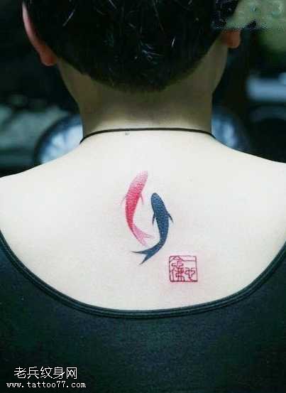 背部鱼纹身图案