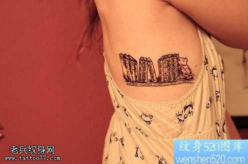 腰部书籍纹身图案