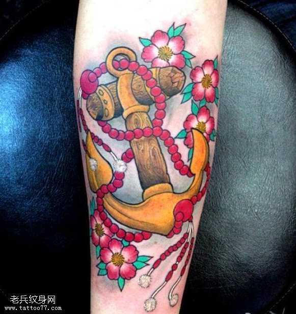 手臂彩色船锚纹身图案