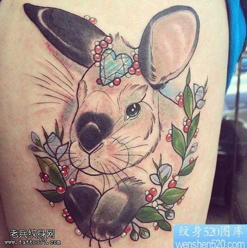 腿部彩色兔子纹身图案
