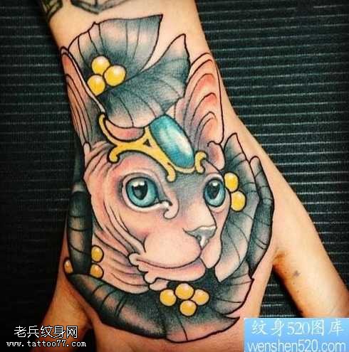 手部彩色狗狗纹身图案