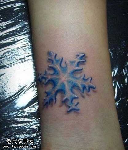 手臂好看的雪花纹身图案