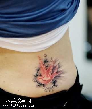 腰部燕子纹身图案