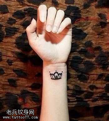 手臂潮流图腾皇冠纹身图案
