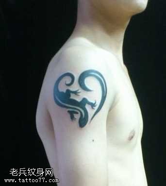 胳膊一幅壁虎图腾纹身图案