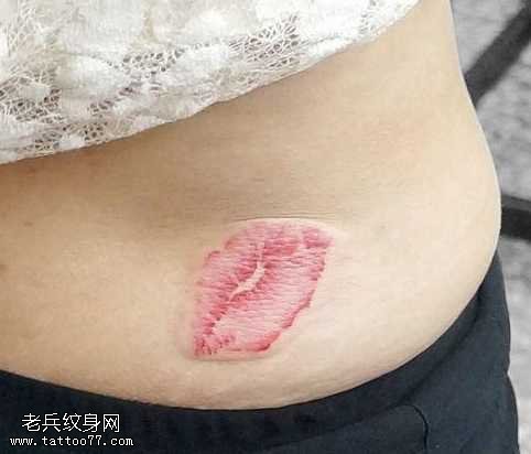 腰部一幅彩色唇印纹身图案