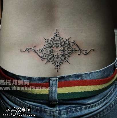 腰部印度风格图腾纹身图案