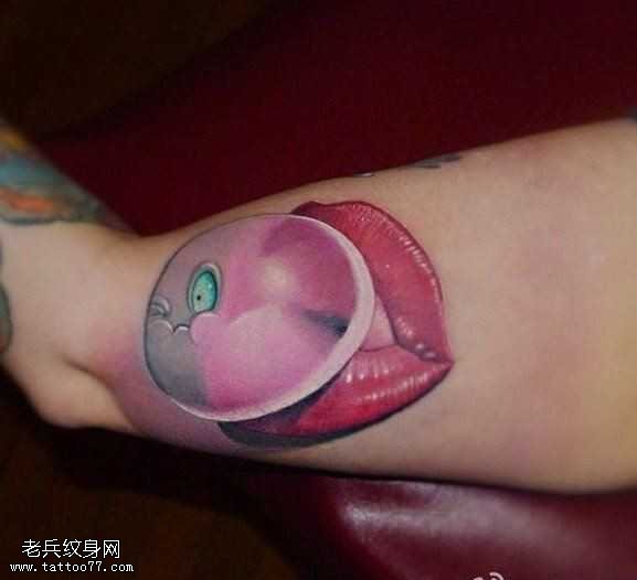 胳膊嘴唇纹身图案