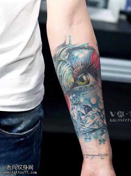 手臂眼睛钻石纹身图案