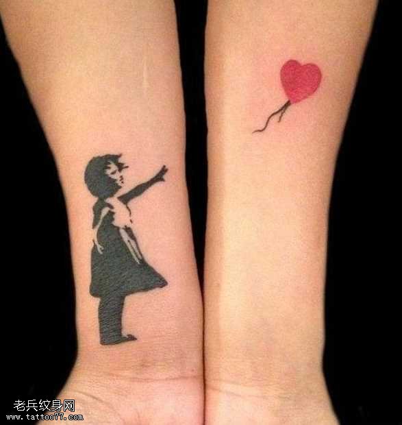 手臂女孩桃心纹身图案