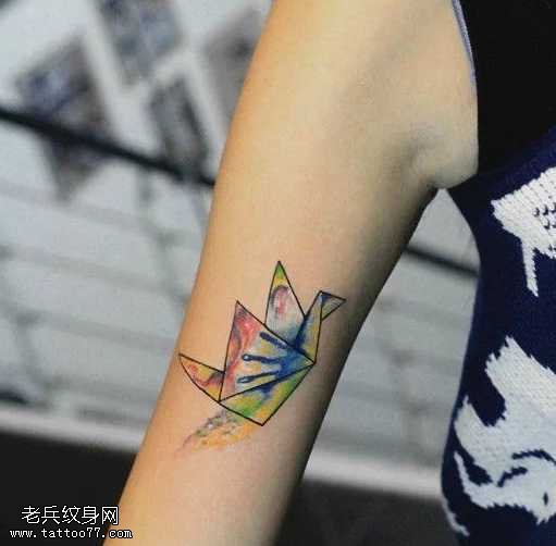 胳膊彩纸纹身图案