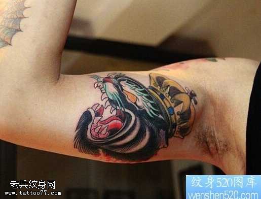 胳膊皇冠黑豹头纹身图案