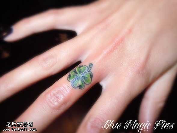 手指四叶草纹身图案