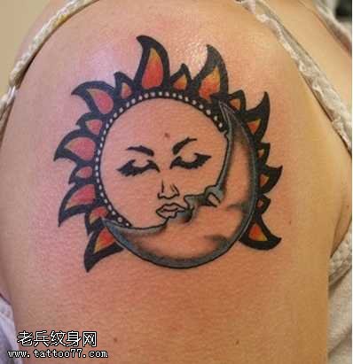 大臂上的太阳图腾纹身图案