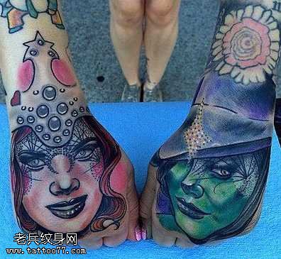 手臂彩色女郎纹身图案